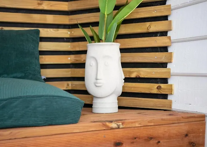 아파트 The Yellow Door