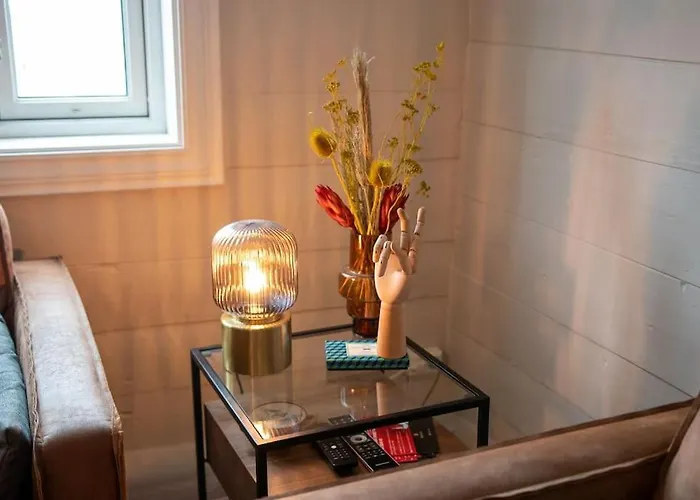 아파트 The Yellow Door