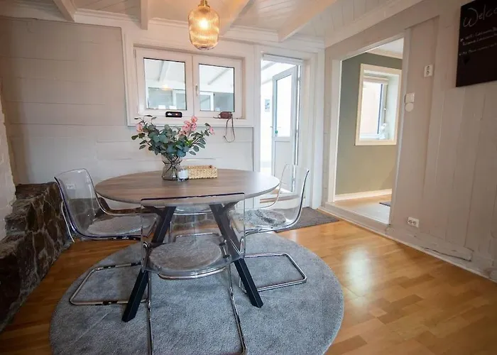 아파트 The Yellow Door