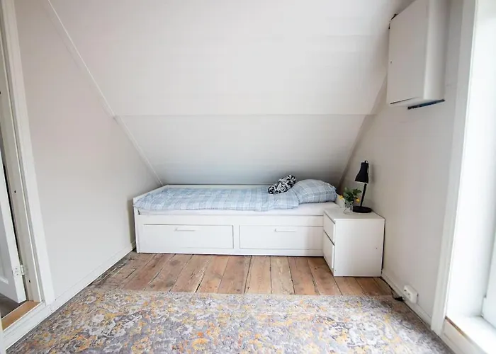 아파트 The Yellow Door